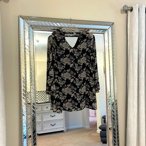 Honey Bell flowy dinner mini dress.  Great wedding guest attire. 33” long.